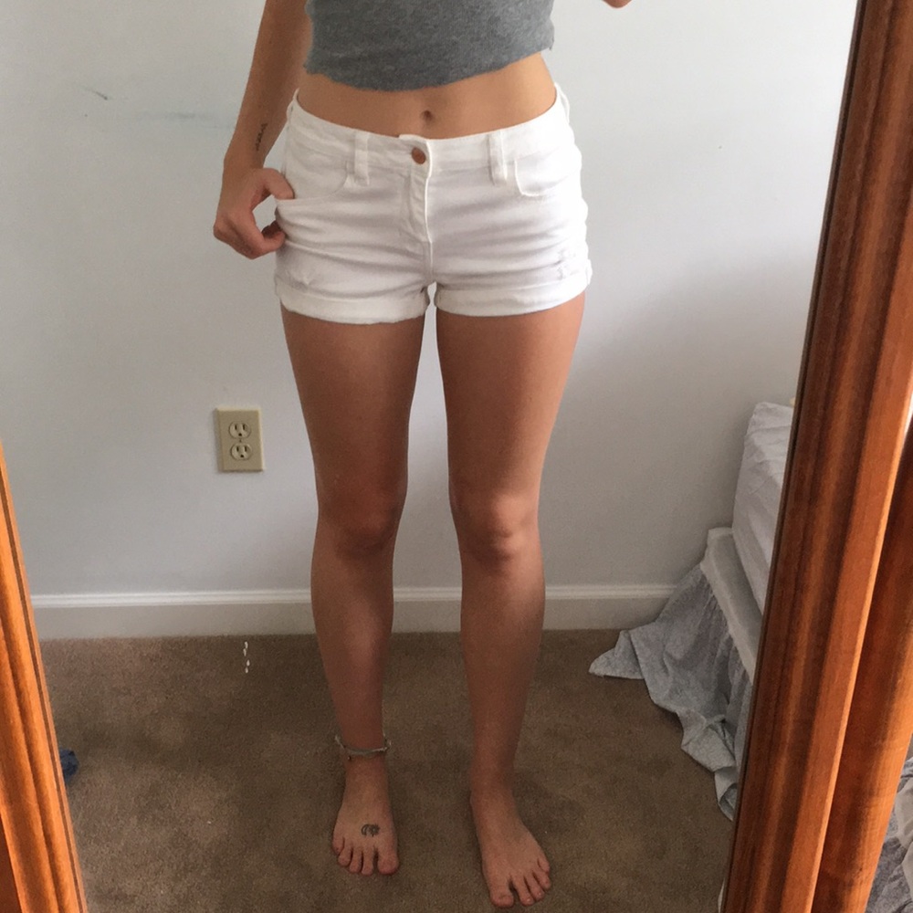 Cute stretchy white jean shorts